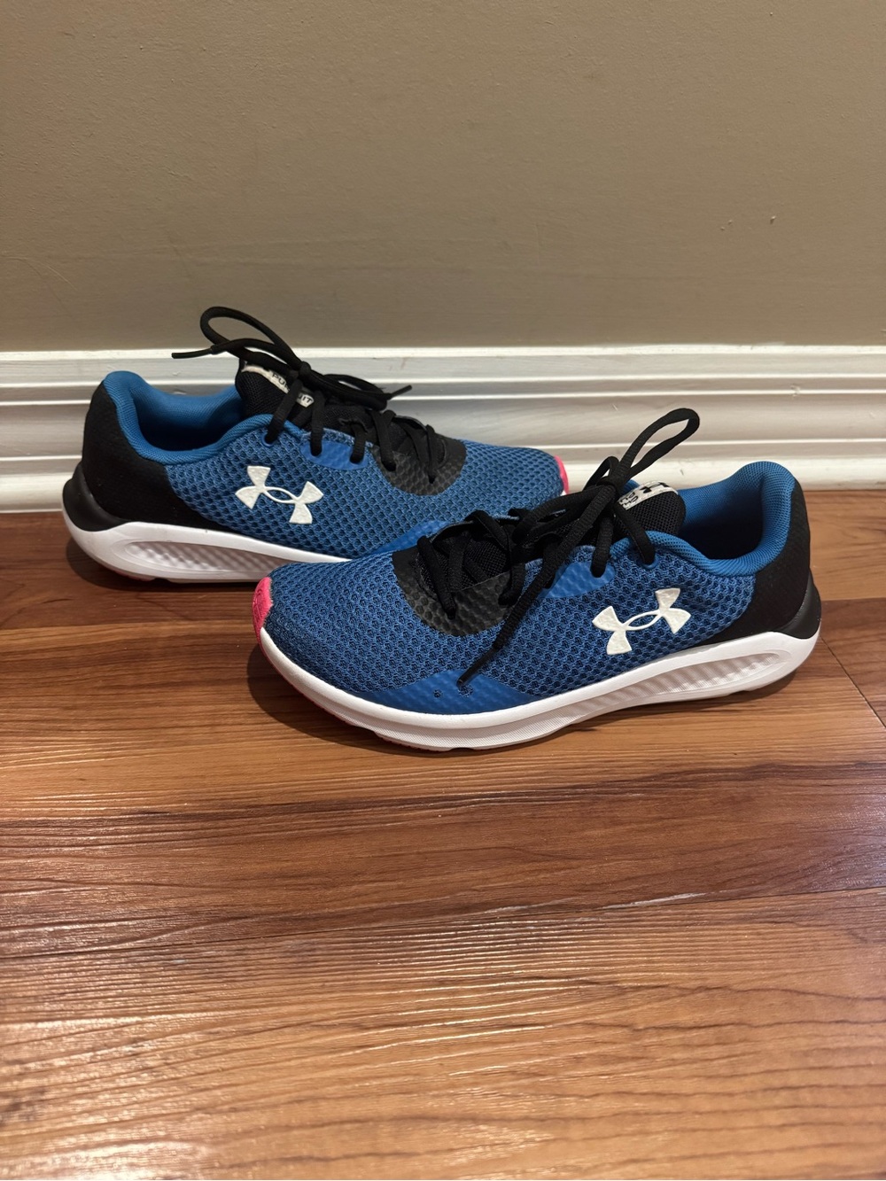 Under Armour women’s pink and Blue Mesh Running Shoes size 8.5